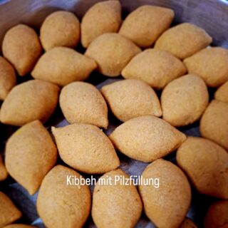 Es braucht sehr viel Vorarbeit und Schippelei, bis unsere leckeren Kibbeh fertig sind.
Aber wir finden, selbst gemacht ist immer noch am Besten!😋
#soulfood #orientalfood #veggie 
#akko #kibbeh