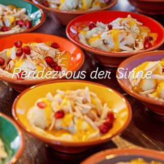 Rendezvous der Sinne

Ein besonderer Abend voller genüsslicher Weine  verführendem Essen und bezaubernder Musik.

Evangelos Pattas - Top Sommelier und Inhaber der Weinhandlung "Wein et cetera " - führt gewohnt leidenschaftlich und kurzweilig durch die Welt der Weine.

Christine Enchelmayer-Issa und Bassam Issa - von Akko Falafel - zeigen wie traditionelle arabische Küche neu interpretiert werden kann.

Frank Heinkel - Musiker und Multiinstrumentalist - spielt auf seiner selbst gebauten N'goni Musik, die direkt ins Herz seiner Zuhörenden geht.

Samstag 13. Juni 2026 um 18 Uhr 

Weinhandlung Wein et cetera 
Uracher Straße 7/1
72581 Dettingen 

Karten: 59€ p.P. 
3 Gänge Menü 
Weinbegleitung
Musik 

Karten und Info bei Akko Falafel 

#weinliebhaber ##musikliebe 
#orientalfood #soulfood 
#zeitmitfreunden